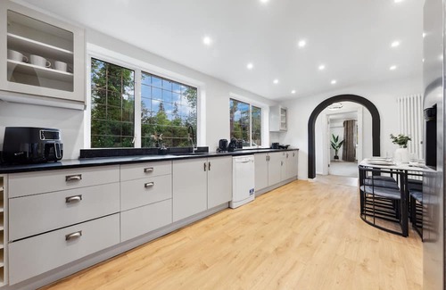 Staines House | Luxury 6-Bedroom Home with Playground & Gym
