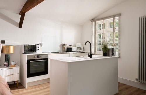 Blandford Saint Mary Apartment | STARGAZE - UNIQUE STAY | SLEEPS 2 | HOT TUB | BBQ | PATIO | WI-FI