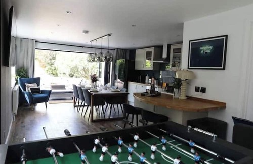 Earley Villa | Cosy Refurbished 4-Bed Home | Double Parking | Near Legoland & Reading