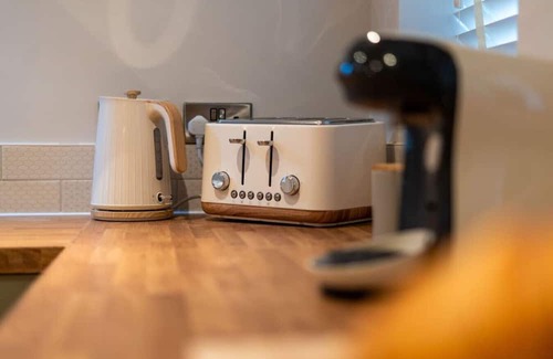 Tarvin Cottage | Deluxe Wood Fired Hot Tub in our Cheshire Getaway