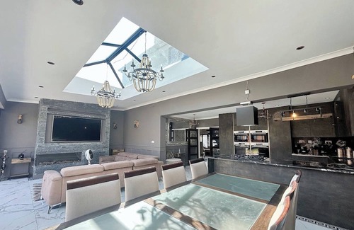 Luton House | Elegant family home, 2x jacuzzi corner bath…