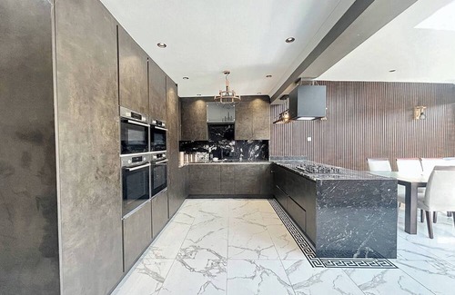 Luton House | Elegant family home, 2x jacuzzi corner bath…