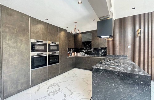 Luton House | Elegant family home, 2x jacuzzi corner bath…