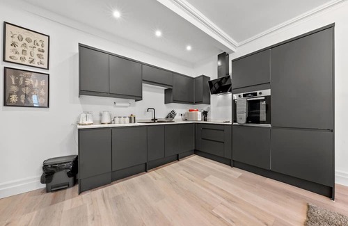 Hawick Apartment | Comfortable 4 Bedroom Apartment - Hawick