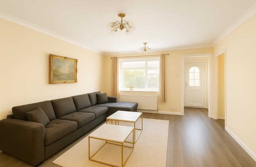 Maidenhead House | Nayla House – Cozy 4BR with Garden & Parking