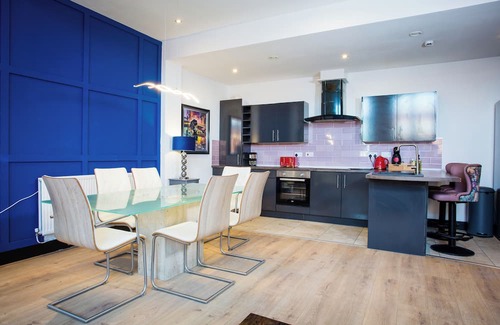 Warrington Apartment | Modern Skylight Suite | Central Warrington Stay