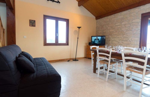 Sonnay Cottage | Cottage 'Gîte Télégraphe, Sonnay' with Mountain View, Shared Pool and Wi-Fi