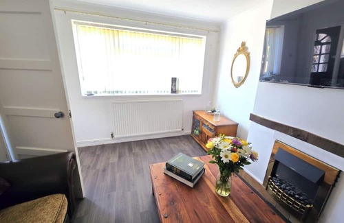 Dudley House | Spacious 4 Bed Home with Memory Foam Mattresses!