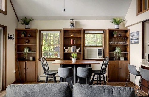 Berkeley Springs Cabin | Cozy Chalet Cabin with Hot Tub, Fire Pit, Modern Decor in Bloomery, WV