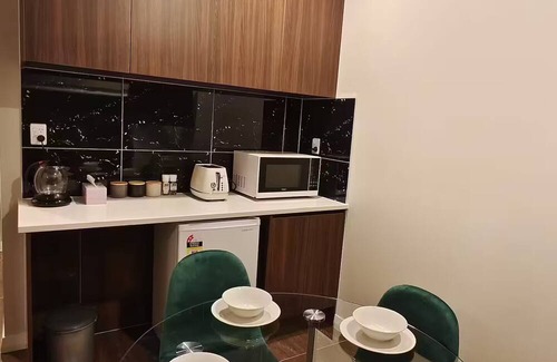 Pinehill Apartment | Private Modern 2 bedroom Unit in Central Albany