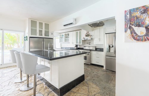 Guayacanes Villa | Spacious 5-bedroom villa in delightful Playa Juan Dolio with AC, WiFi