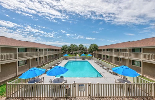 Port Aransas Condo | Roomy 1 BDRM block from the BEACH Large Pool w/a Private Courtyard