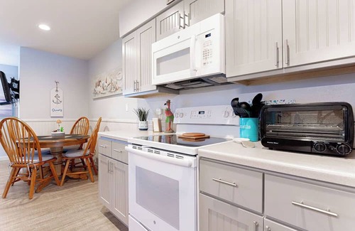 Port Aransas Condo | Roomy 1 BDRM block from the BEACH Large Pool w/a Private Courtyard