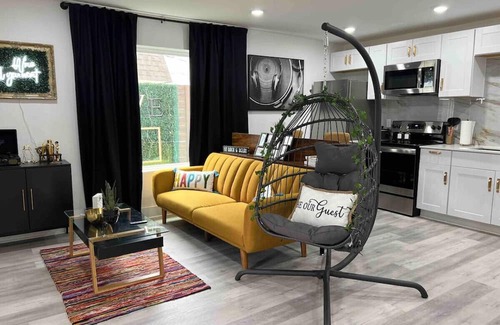 Old East Dallas Apartment | 3 Miles to AA Center W/King Bed & Free Parking