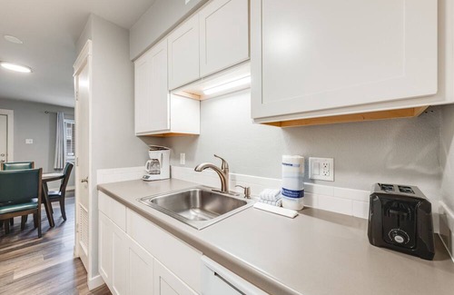 Port Aransas Condo | Roomy 1 BDRM Large Pool w/a Private Courtyard and a 5 Min Walk to the Beach