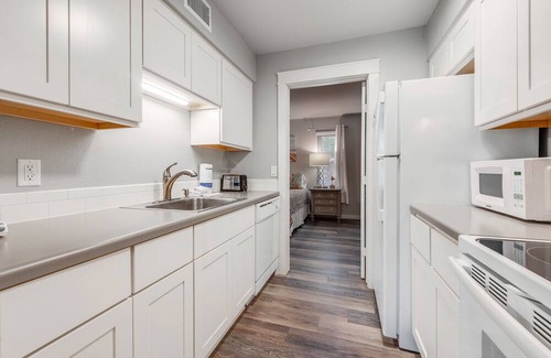 Port Aransas Condo | Roomy 1 BDRM Large Pool w/a Private Courtyard and a 5 Min Walk to the Beach
