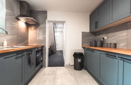 Southampton House | Monthly Savings - 4 Beds - Sleeps 8 - Free Parking
