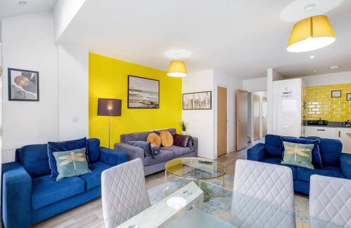 Slough House | Foxherne 6 Bed and 3 Bath Serviced House 20 with Parking - Slough
