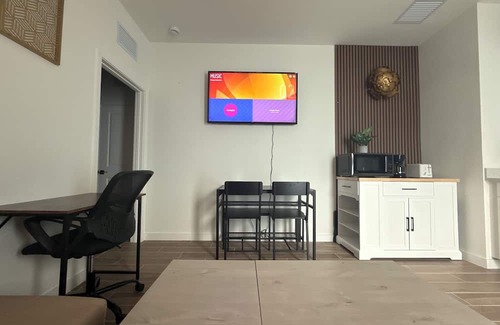 Homestead Apartment | Cozy Apartment/Efficiency in tranquil Homestead with AC, WiFi, private entrance