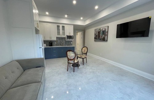 Thornhill House | Luxury Suite in New Custom Home