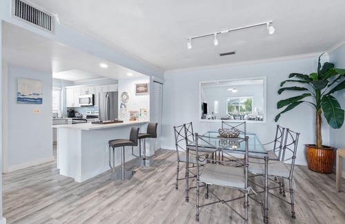 Jupiter Condo | WEEKLY/MONTHLY Jupiter BEACH RENTAL! 3 BR Extremely Upgraded-Steps to Beach.