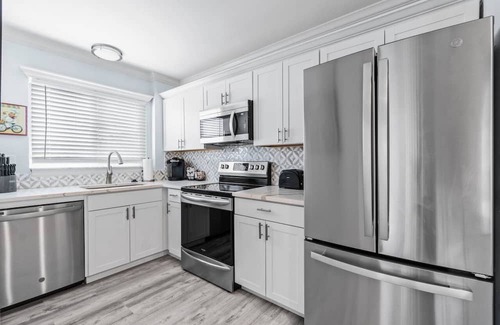 Jupiter Condo | WEEKLY/MONTHLY Jupiter BEACH RENTAL! 3 BR Extremely Upgraded-Steps to Beach.