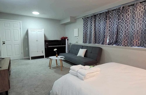 Port Coquitlam Bed & Breakfast | Charming 2-bedroom bed & breakfast in Port Coquitlam with AC, WiFi