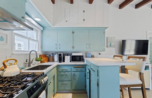 Harbor House | Beach Bungalow on the Peninsula - Steps From Sand in Long Beach with Beach Gear