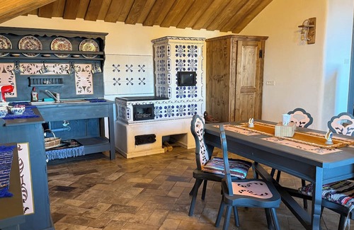 Bran House | Charming 2-bedroom house in brilliant Bran with WiFi