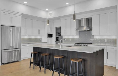 Southwest Mission House | Lakeview mountainside retreat with 3 bedrooms, WiFi in heavenly Kelowna