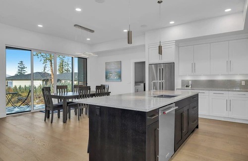 Southwest Mission House | Lakeview mountainside retreat with 3 bedrooms, WiFi in heavenly Kelowna