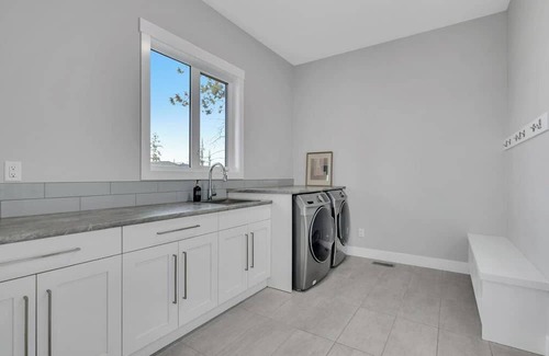 Southwest Mission House | Lakeview mountainside retreat with 3 bedrooms, WiFi in heavenly Kelowna