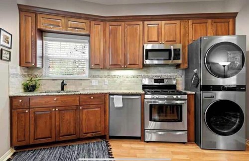 Circle C Ranch House | Clelia’s Cottage: Cozy 1-bedroom cottage in charming Austin with WiFi, AC