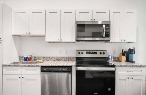 Cultural District Apartment | CozySuites Stunning 1BR in Downtown Pitts #11