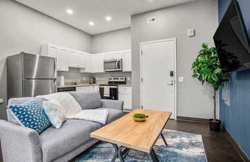 Cultural District Apartment | CozySuites Stunning 1BR in Downtown Pitts #20