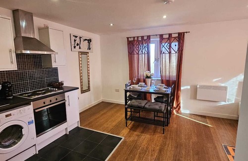 Temple Quay Apartment | Large, modern 2 bed apartment with parking,walking distance to the city center