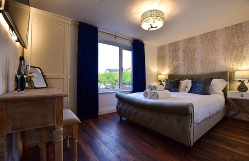 Blackpool Cabin | Wayside lodge with a private Hot tub