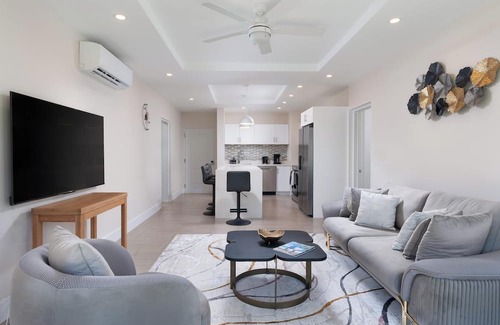 Gibbs Bay Apartment | Coral Beach 105 – Stylish 2Bed Home Near Mullins Beach with Pool & Private Patio