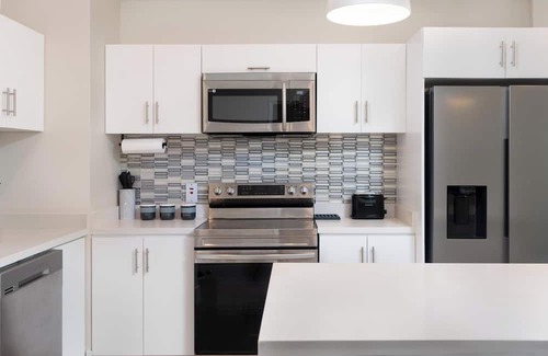 Gibbs Bay Apartment | Coral Beach 105 – Stylish 2Bed Home Near Mullins Beach with Pool & Private Patio