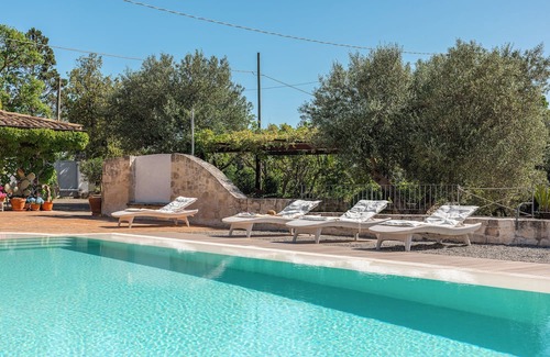 Martina Franca Villa | Original trullo, walking distance to Alberobello (UNESCO)n10m x 5m private pool.