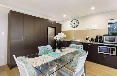 Bucklands Beach Apartment | Sea-batical Retreat.nDiscover your perfect, relaxing coastal escape.