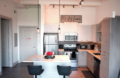 Downtown Atlanta Apartment | Luxe Downtown High-Rise-Stunning Views & Prime ATL Location Close to Attractions