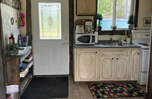 Cochrane Cabin | Small Vintage Ranch Accomidation