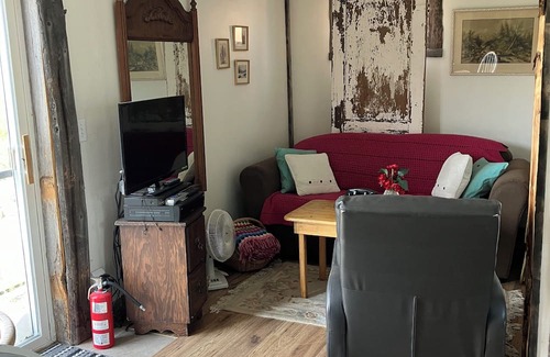 Cochrane Cabin | Small Vintage Ranch Accomidation