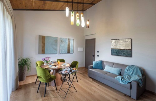 Castagnito Bed & Breakfast | Large Deluxe Suite 101 with terrace - Relais PQlin & Winery.