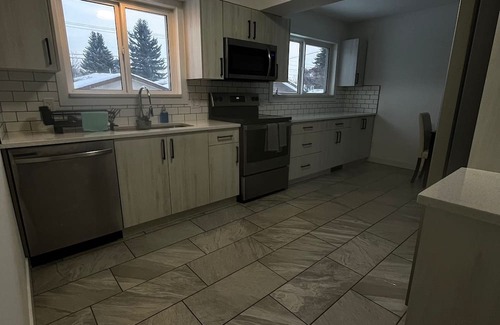Northeast Edmonton House | Welcoming 3-bedroom house with WiFi in Edmonton and smart tv per room.n