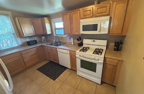 Sam Hughes House | Spacious 4-bedroom house in marvelous Tucson with AC, WiFi