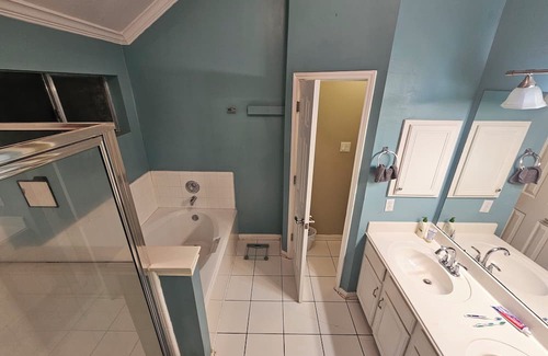 Spring House | Spacious 2140sqft 4-bedroom house with AC, WiFi. NO PARTIES/SMOKING.