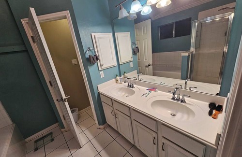 Spring House | Spacious 2140sqft 4-bedroom house with AC, WiFi. NO PARTIES/SMOKING.