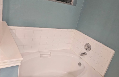 Spring House | Spacious 2140sqft 4-bedroom house with AC, WiFi. NO PARTIES/SMOKING.